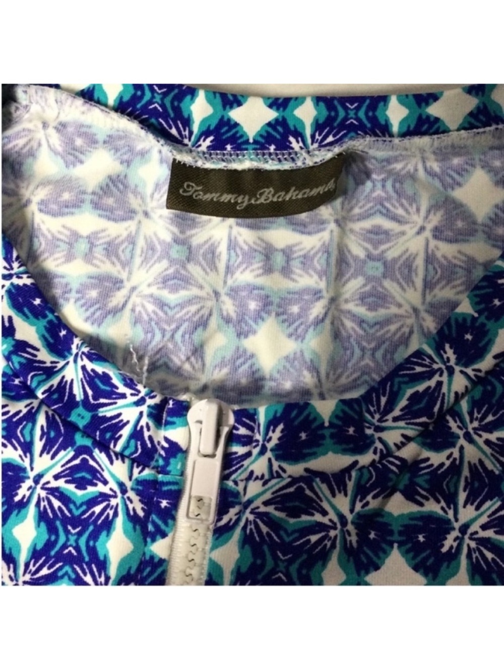 Tommy Bahama RashGuard
Small - Picture 4 of 8